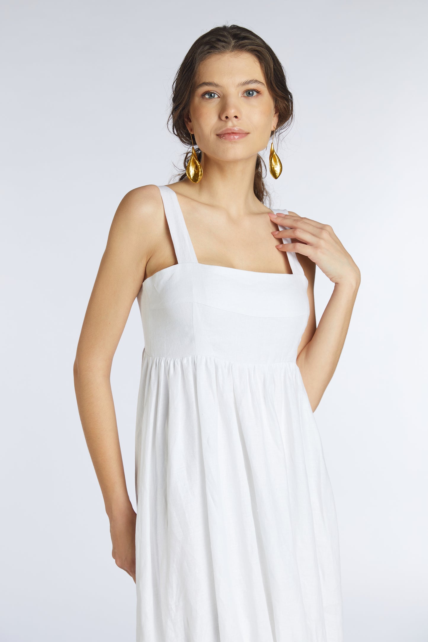 
                  
                    WHITE DOVE dress
                  
                
